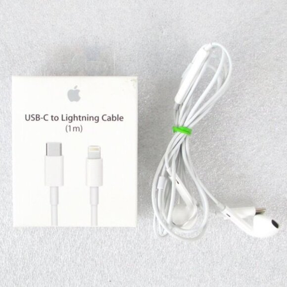 APPLE USB-C TO LIGHTNING CABLE + EARPODS BUNDLE - Picture 1 of 8